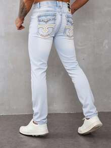 Jeans para hombre en azul claro con detalles de bordado en los bolsillos traseros, tela suave y elástica, ideal para estilos casuales y versátiles - Lavado ligero - Ver 3