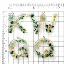 1pc Resin Dried Flower Letter Pendant, Floral Leaf & Golden Sequin Design, For DIY Keychains, Bag Charms, Etc.