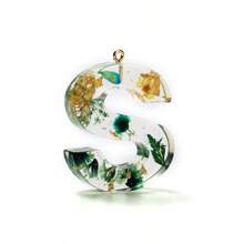 1pc Resin Dried Flower Letter Pendant, Floral Leaf & Golden Sequin Design, For DIY Keychains, Bag Charms, Etc.