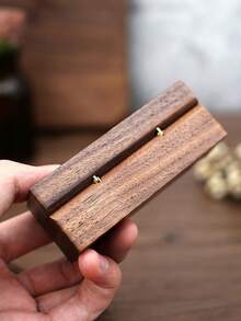 1 pieza Caja de madera grabada con "Sr y Sra" - Elegante portaanillos de compromiso/boda cuadrado negro, regalo creativo para aniversario/cumpleaños/Día de San Valentín, vuelta al colegio - Nogal (forrado de arpillera) - Ver 9