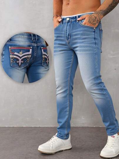 Jeans para hombre en azul medio, con detalles de bordado en los bolsillos traseros, tela suave y elástica, ideal para estilos casuales y versátiles