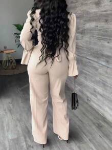 Traje elegante de pantalón y blusa de manga larga con cuello en V cruzado y silueta ajustada en unicolor de temporada otoñal