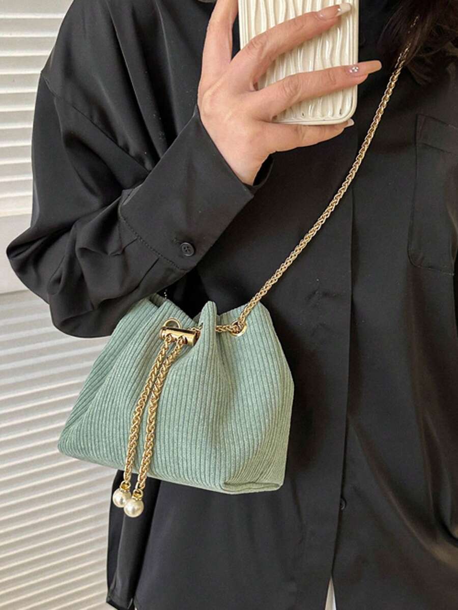 时尚纯色灯芯绒面料链条肩带水桶斜挎包，百搭简约设计