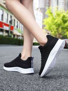 Zapatillas planas deportivas y casuales para mujer en color negro, con cordones, malla transpirable y parte superior baja para uso deportivo al aire libre - Negro - Ver 4
