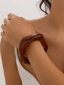 1pc European And American Exaggerated Asymmetrical Translucent Bracelet For Women, Personalized Acrylic Colorful Geometric Wrist Accessory - Coffee - View 3