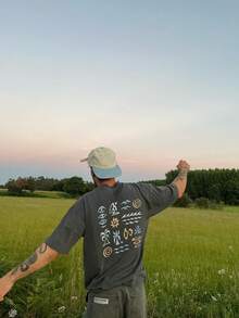 男士简约图案印花圆领短袖 T 恤，简约时尚休闲日常穿着 - 深灰色 - 查看 4