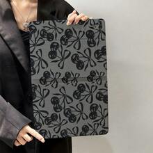 1 款灰色平板电脑保护套，樱桃蝴蝶结图案，简约翻盖设计，时尚甜美，酷炫风格。这款平板电脑保护套带有笔槽，兼容 iPad 10.9/10.2/Air 第五代/Pro 11/第十代/9.7/Air 2/iPad（第七代）/iPad（第八代）/iPad Air 4/5/iPad Pro 11/iPad 第十代 10.9 英寸（2022 款）智能保护套/iPad Air 13（M3 2025 款）/iPad Air 11（M3 2025 款）/iPad Air 11（M3 2025 款）/iPad 11（A16 2025 款）/Galaxy Tab S10+/S9/A9，具备自动休眠/唤醒功能。 - 彩色 - 查看 5