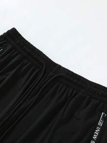 1pc Men Summer Stretchy Ice Silk Quick Dry Lightweight Shorts, Casual Loose Fit Streetwear Workout 5-Inch Pants