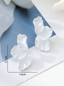 1 Pair Elegant White Soft Pleated Delicate Asymmetrical Flower Stud Earrings, Suitable For Women As Wedding/Vacation/Date Outfit Gift