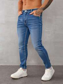 Jeans para hombre en azul medio, con detalles de bordado en los bolsillos traseros, tela suave y elástica, ideal para estilos casuales y versátiles - Azul lavado oscuro - Ver 2