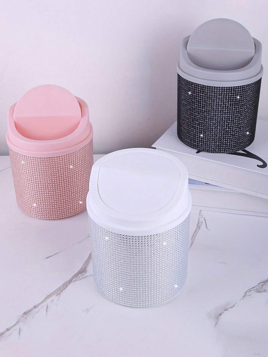 Thùng rác mini để bàn tự lắp ráp đính đá lấp lánh - Thùng rác nhựa trong suốt màu hồng thanh lịch có nắp đậy, thích hợp để trên bàn trang điểm, bàn làm việc văn phòng hoặc bàn trang điểm, thùng rác để bàn, thùng rác nhỏ để bàn kiểu INS, sử dụng trong phòng ngủ, hộp đựng đồ mini lưới màu đỏ nữ tính mới có nắp đậy, thùng rác nhựa, thùng rác để bàn, thích hợp để trang trí bàn làm việc tại nhà, bàn cà phê, văn phòng, phòng khách, phòng học.