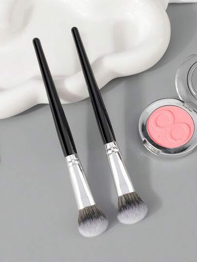 1 pièce Pinceau blush incliné avec manche en bois noir. Pinceau de maquillage pour les joues, fond de teint crème, contour, bronzage, surbrillance, ombrage. Pinceau plat pour fond de teint liquide. Pinceau de maquillage en fibre synthétique avec manche en bois noir.