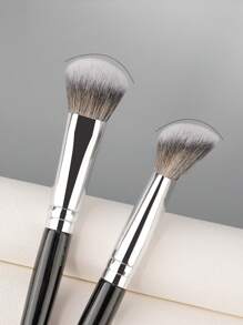 1 Pincel de rubor en ángulo con mango de madera negra para maquillaje de mejillas, base de crema, contorno, bronceador, iluminador y mezcla de sombras, pincel plano de base para maquillaje líquido, pincel de base líquida, pincel de maquillaje de fibra sintética con mango de madera negra