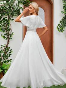 Vestido de Noiva com Mangas Sino em Chiffon Branco, Cintura Marcada e Saia Longa e Rodada