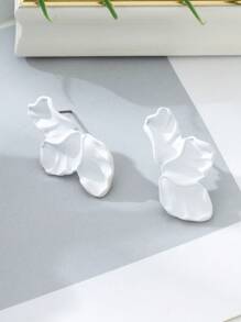1 Pair Elegant White Soft Pleated Delicate Asymmetrical Flower Stud Earrings, Suitable For Women As Wedding/Vacation/Date Outfit Gift
