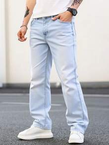 Pantalones jeans para hombres en denim azul claro con detalles de bordado en los bolsillos traseros, tela suave y elástica, ideales para estilos casuales y modernos - Lavado ligero - Ver 3