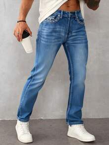 Jeans para hombre en azul claro con detalles de bordado en los bolsillos traseros, tela suave y elástica, ideal para estilos casuales y versátiles - Azul lavado medio - Ver 4