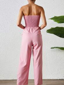 Mono largo de hombros descubiertos para mujer, de corte recto y con detalles de rayas decorativas en el escote. Confeccionado en tejido ligero con una caída espectacular, es perfecto para eventos de día o de noche y combina a la perfección con sandalias, tacones o accesorios elegantes. Esta versátil prenda estiliza la figura y ofrece un toque moderno y sofisticado, diseñado para quienes buscan comodidad y estilo. - Rosa - Ver 2