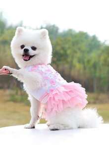 一件粉色碎花公主裙，透气雪纺材质，适合狗狗穿着，时尚婚礼礼服，适合约克夏梗、吉娃娃、贵宾犬、比熊犬等犬种，也适合生日派对穿着。
