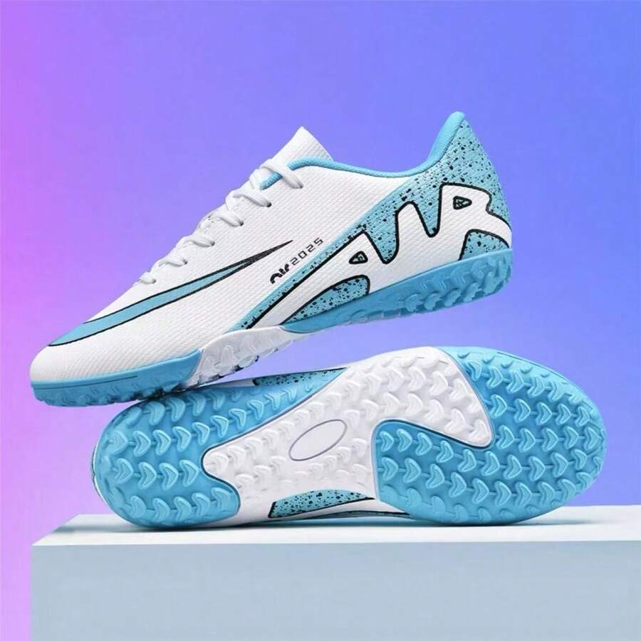 Zapatos de fútbol/botas de fútbol/zapatos de béisbol para hombres y mujeres, tacos TF, adecuados para césped artificial y natural, tacos AG largos, antideslizantes, duraderos, cómodos, zapatos de fútbol de alta gama profesionales, para adolescentes, oferta especial de la Copa del Mundo. [Botas de entrenamiento para aficionados a la Copa del Mundo de Fútbol] Zapatos de fútbol con tapones FG para hombres jóvenes, zapatos de entrenamiento de fútbol, con tacos de tracción dinámica, zapatos de competición de fútbol profesional con soporte de tobillo, parte superior de piel sintética ligera, adecuados para césped y césped (Talla: 40-44) - Blanco - Ver 1