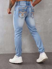 Jeans para hombre en azul claro con detalles de bordado en los bolsillos traseros, tela suave y elástica, ideal para estilos casuales y versátiles - Azul lavado medio - Ver 4