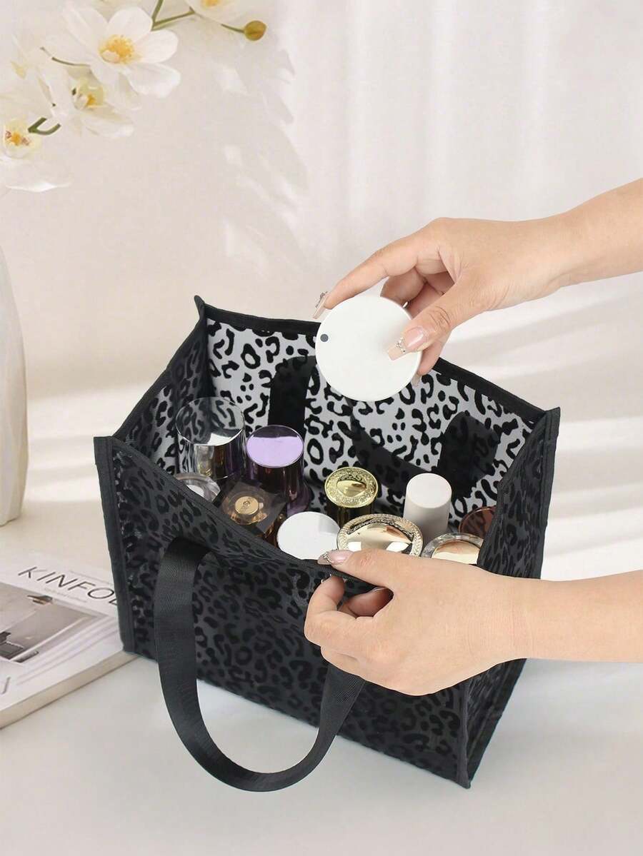 1 chiếc túi xách tay lưới hình trái tim màu đen cổ điển, dung tích lớn, đựng đồ trang điểm, thích hợp cho du lịch, tiệc bãi biển, ký túc xá, sử dụng tại nhà, món quà tuyệt vời cho các cô gái, phụ nữ. Sản phẩm được đề xuất: Túi đựng đồ vệ sinh cá nhân cho nữ, túi trang điểm nhỏ, túi đựng đồ vệ sinh cá nhân cho nữ, túi trang điểm nhỏ, túi đựng đồ vệ sinh cá nhân cho phụ nữ, quà tặng cho phụ nữ, quà Giáng sinh, ý tưởng quà tặng cho phụ nữ, túi nhỏ, túi đựng đồ trang điểm, vật dụng cần thiết khi đi du lịch.