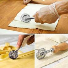 [厨房大师计划] 1 件不锈钢披萨和糕点切刀 - 多功能厨房工具，适用于面团、面条和煎饼、木柄糕点轮、不锈钢糕点滚筒、饺子皮装饰压模、饼干和糕点穿孔擀面杖、厨房小工具、返校用品、厨房和餐厅、小厨房工具、意大利面和切割工具，颜色随机