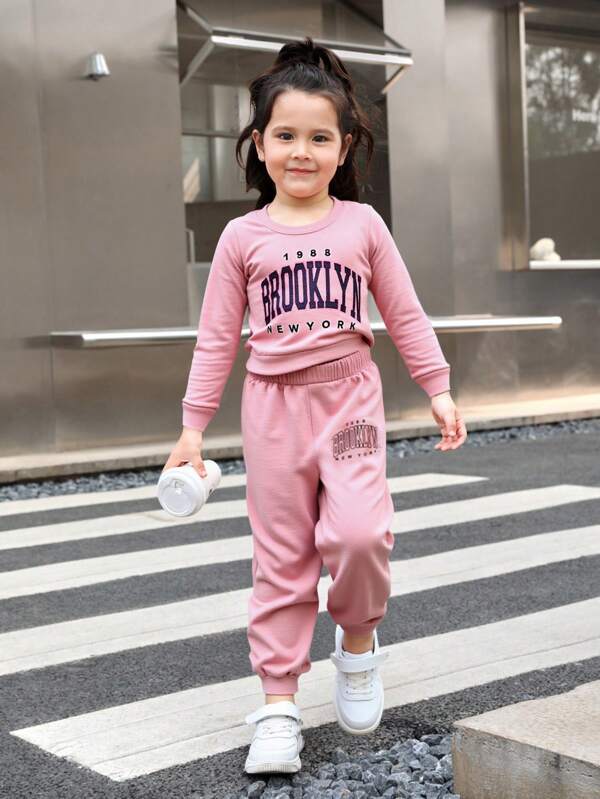 Conjunto deportivo niña set 2 piezas ropa cómoda infantil conjunto jogger niña ropa urbana niña outfit casual niña ropa tipo college niña moda infantil 2025 color liso estampado frontal pantalón jogger ajuste cómodo conjunto para niña uso escolar juegos exteriores días casa salidas casuales confección algodón poliéster textura suave tejido cálido movilidad libre diseño universitario moderno estilo urbano deportivo sudadera pantalón jogger cintura elástica puños ajustados estilo athleisure casual deportivo infantil contemporáneo temporada otoño invierno primavera fresca prenda versátil funcional cómoda ideal clima templado básico guardarropa infantil look actual dinámico práctico niñas activas estilo moderno