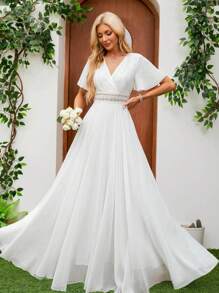 Vestido de Noiva com Mangas Sino em Chiffon Branco, Cintura Marcada e Saia Longa e Rodada