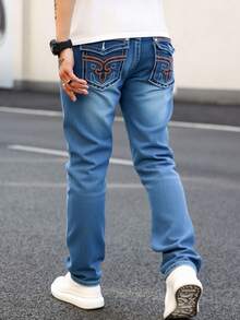 Jeans para hombre en azul medio, con detalles de bordado en los bolsillos traseros, tela suave y elástica, ideal para estilos casuales y versátiles - Azul lavado medio - Ver 4