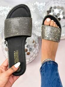 sandalia plana piedras brillantes, sandalia plana con pedrería, sandalia plateada mujer, sandalia plana elegante, sandalia fiesta mujer, sandalia plana con strass, sandalia plana con incrustaciones, sandalia plana con aplicaciones brillantes, sandalia plana con detalles brillantes - Negro - Ver 1