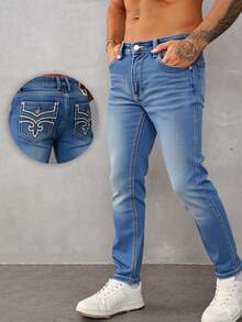 Jeans para hombre en azul claro con detalles de bordado en los bolsillos traseros, tela suave y elástica, ideal para estilos casuales y versátiles - Azul lavado medio - Ver 1
