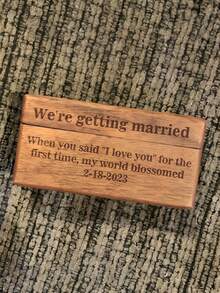 1 pieza Caja de madera grabada con "Sr y Sra" - Elegante portaanillos de compromiso/boda cuadrado negro, regalo creativo para aniversario/cumpleaños/Día de San Valentín, vuelta al colegio - Nogal (forrado de arpillera) - Ver 2