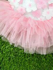 一件粉色碎花公主裙，透气雪纺材质，适合狗狗穿着，时尚婚礼礼服，适合约克夏梗、吉娃娃、贵宾犬、比熊犬等犬种，也适合生日派对穿着。