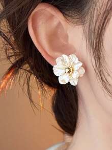 1 对时尚、简约、甜美、清新的花朵耳钉，精致、设计感十足，适合女性在婚礼、宴会、日常生活和节日佩戴 - 白色 - 查看 3