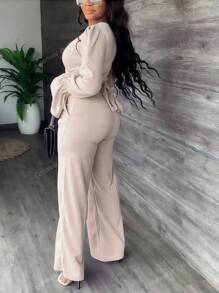 Traje elegante de pantalón y blusa de manga larga con cuello en V cruzado y silueta ajustada en unicolor de temporada otoñal