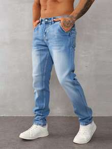 Jeans para hombre en azul claro con detalles de bordado en los bolsillos traseros, tela suave y elástica, ideal para estilos casuales y versátiles - Azul lavado medio - Ver 3