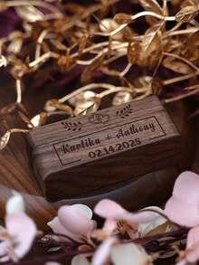 1 pieza Caja de madera grabada con "Sr y Sra" - Elegante portaanillos de compromiso/boda cuadrado negro, regalo creativo para aniversario/cumpleaños/Día de San Valentín, vuelta al colegio - Nogal (forrado de arpillera) - Ver 7