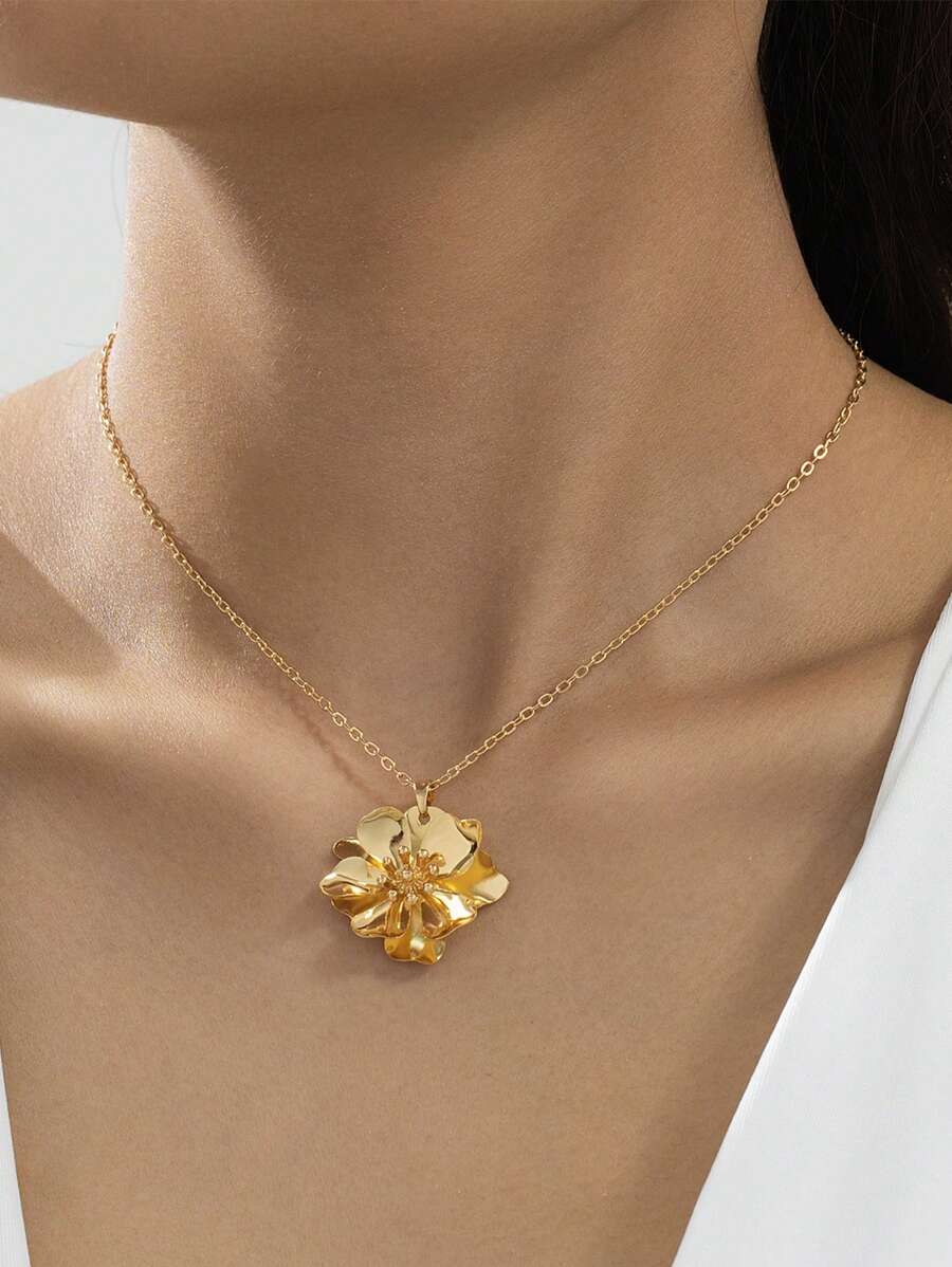1pc Delicate Asymmetrical 5-Leaf Golden Floral Pendant Necklace, Stylish Summer Vacation Accessory, Suitable For Women For Daily Wear, Festivals, Gatherings, Events, Couples Gift (No Gift Box)