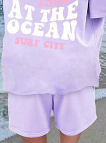 Conjunto de camiseta de manga corta con cuello redondo y pantalones cortos con estampado de letras para niña preadolescente