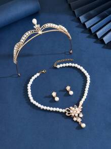 Conjunto de joyería de 4 piezas con collar, aretes y corona con flor de perla metálica enchapada