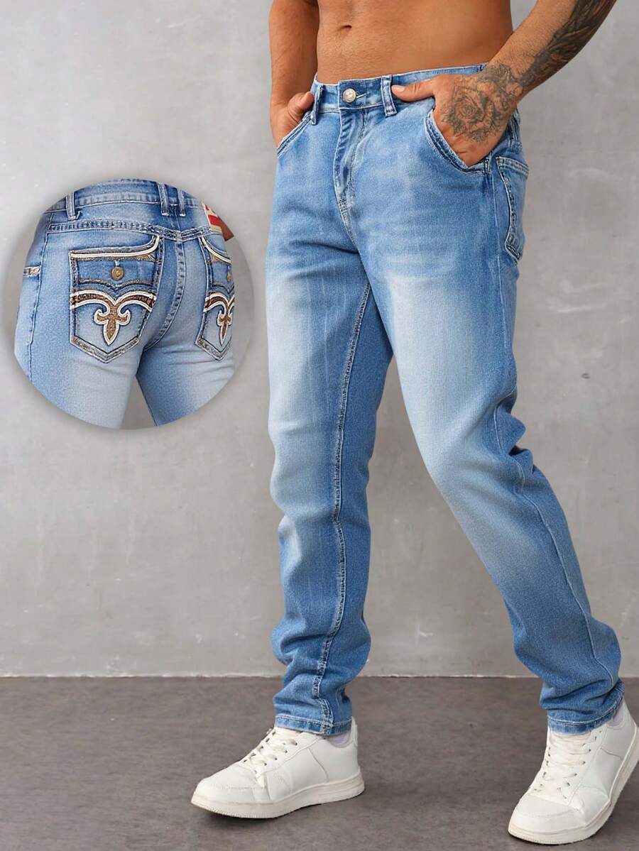 Jeans para hombre en azul claro con detalles de bordado en los bolsillos traseros, tela suave y elástica, ideal para estilos casuales y versátiles - Azul lavado medio - Ver 1