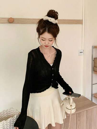 女士休闲轻薄荷叶边纯色黑色开衫，甜美可爱，适合春、夏、秋季穿着。