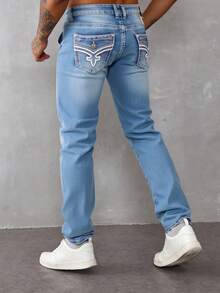 Jeans para hombre en azul claro con detalles de bordado en los bolsillos traseros, tela suave y elástica, ideal para estilos casuales y versátiles - Azul lavado medio - Ver 4
