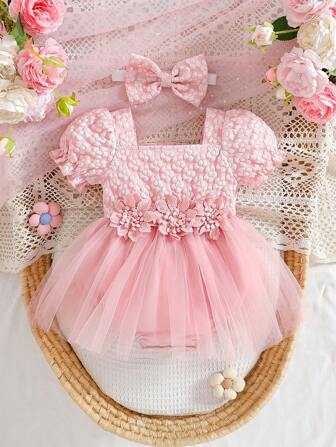 Un exquisito body de una pieza de tul rosa para niñas pequeñas. Tiene un diseño de cuello cuadrado de manga corta, y el cuello cuadrado está decorado con flores en la falda de tul. Este body es adecuado para que los recién nacidos de 0 a 3 años lo usen cómoda y casualmente en verano.