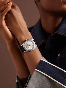 Versace 男式黑色皮革表带腕表银色调不锈钢表壳腕表适合经典商务石英表，VE6A00724 - 灰色 - 查看 3