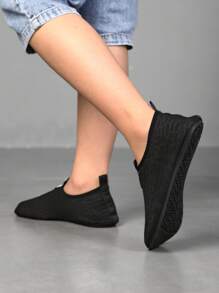 1 par de zapatos de agua/senderismo de caña baja para niños, de tipo slip-on, con parte superior de malla, suela ultradelgada y resistente al desgaste, aptos para vacaciones en la playa, yoga en interiores, fitness y deportes