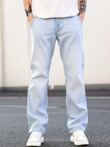 Pantalones jeans para hombres en denim azul claro con detalles de bordado en los bolsillos traseros, tela suave y elástica, ideales para estilos casuales y modernos - Lavado ligero - Ver 4