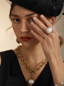 Conjunto de joyas de collar, pendientes y anillo de oro laminado de 18K con talla de flores, nácar y perlas barrocas envejecidas de manera vintage