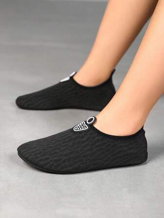 1 par de zapatos de agua/senderismo de caña baja para niños, de tipo slip-on, con parte superior de malla, suela ultradelgada y resistente al desgaste, aptos para vacaciones en la playa, yoga en interiores, fitness y deportes